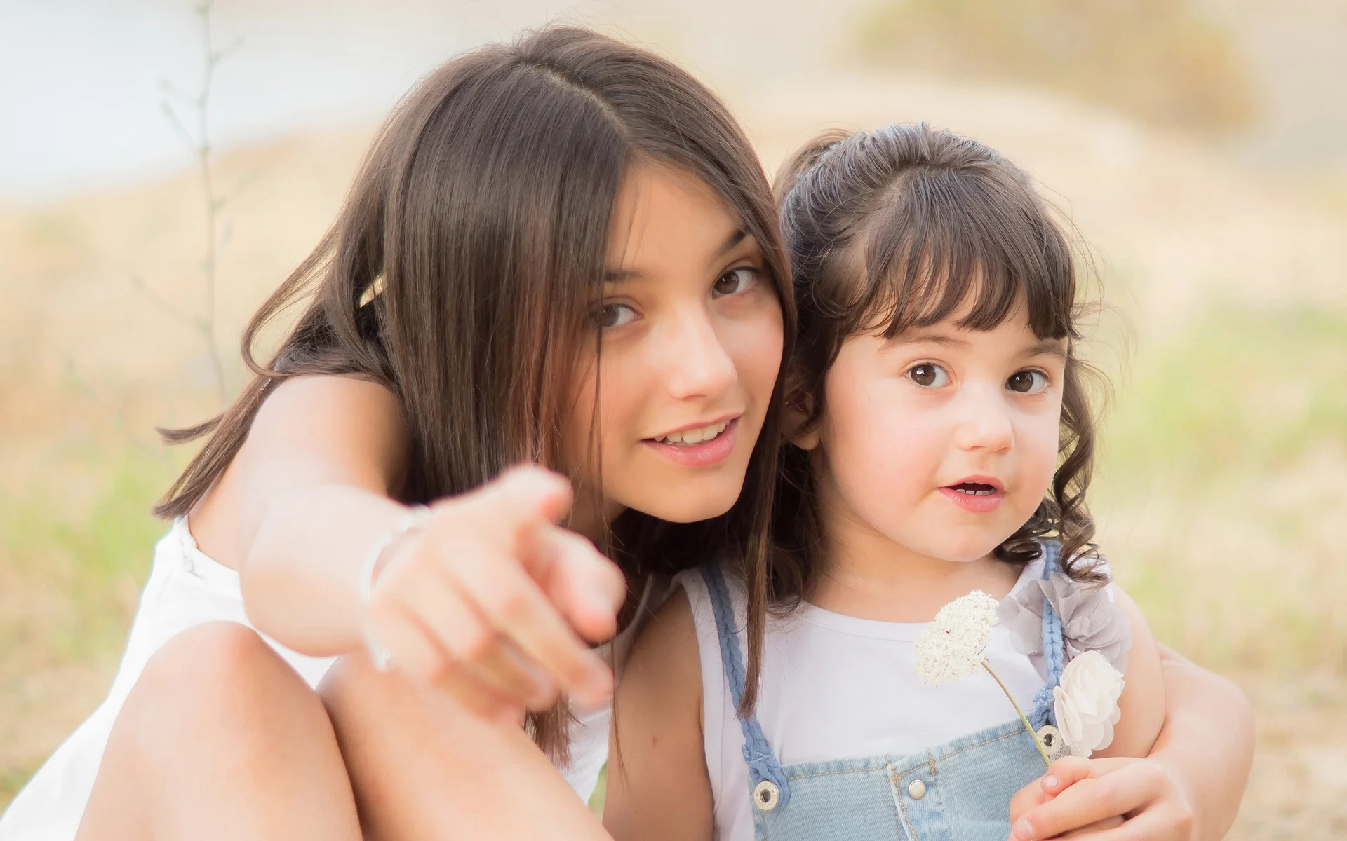 Fotografia infantil en Málaga de dos niñas sonriendo en sesión en exterior - Etérea Fotografia