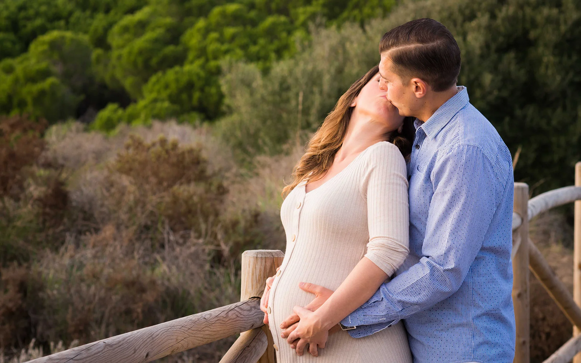 Sesión de fotos de maternidad con pareja besándose en exteriores en Málaga - Etérea Fotografia